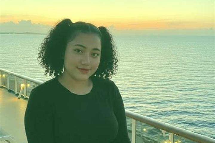 Violet, 23 — Escort in Sausapor, Indonesia