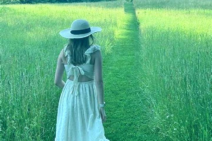 Violet, 25 — Escort in White Mills, United States