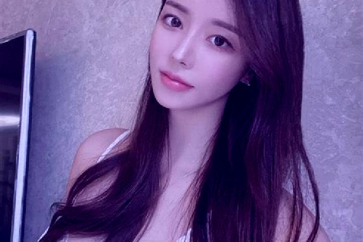 Violet, 26 — Escort in Ciwarulang, Indonesia