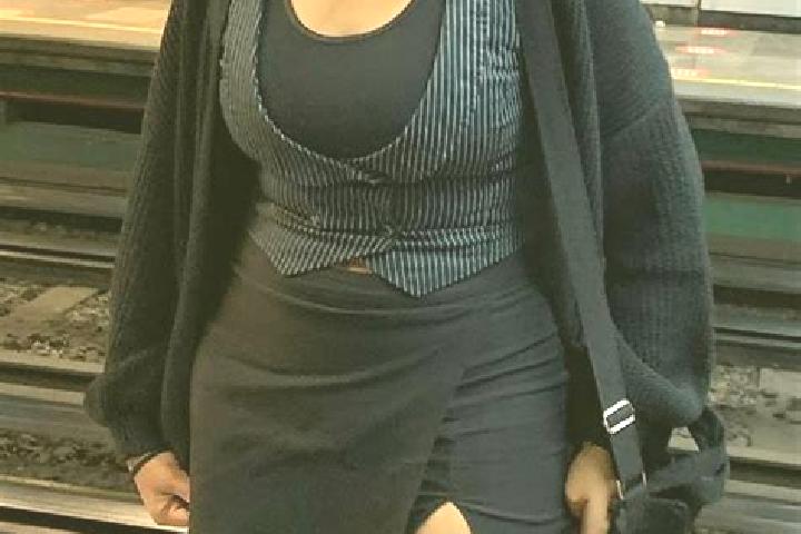 Violet, 28 — Escort in Saunay, France