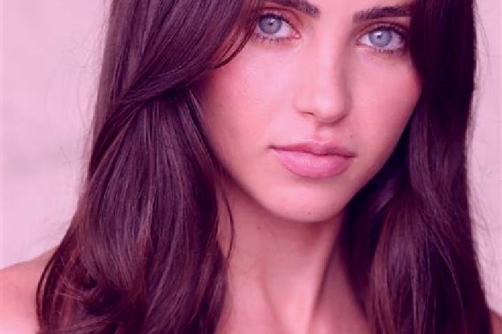 Violet, 30, a auburn dark-eyed latina companion based in Sia. Offering Massage, CIM, A-Level. Available for incall and outcall, day and evening dates.