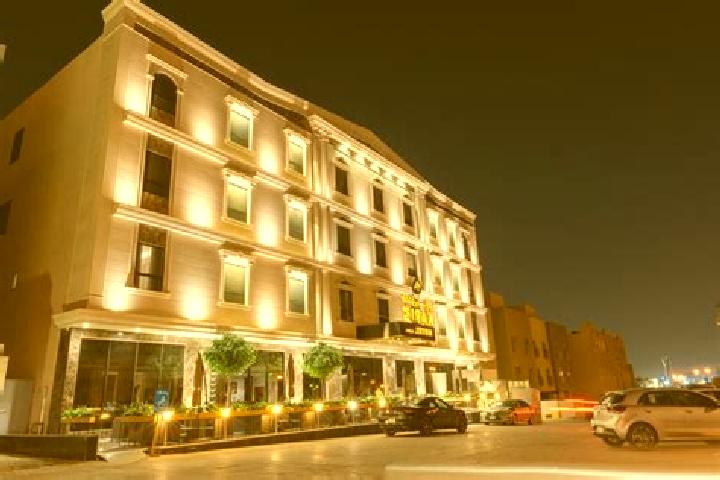 Violet, 30 — Escort in Karim Kola, Iran
