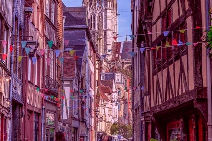 Violet, 30 — Escort in Saint-Denis, Belgium