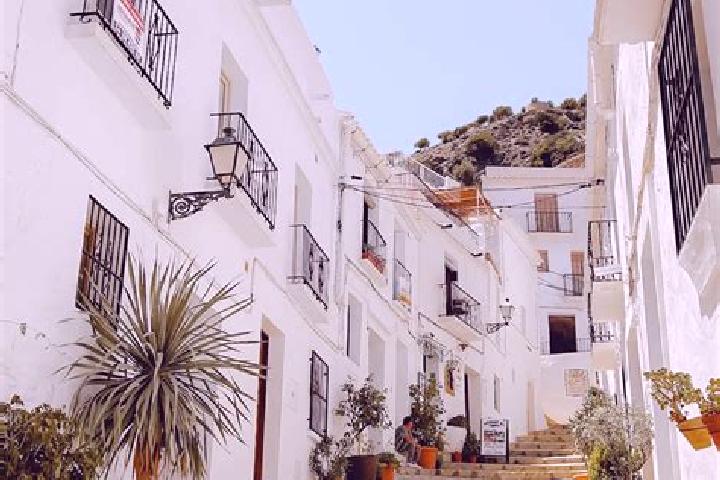 Violet, 31 — Escort in Frigiliana, Spain