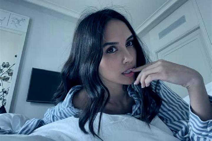 Violet, 32, a red grey-eyed latina companion based in Le Lonzac. Offering 69, Dinner Date, Travel Companion, Girlfriend Experience, Party Girl. Available for...
