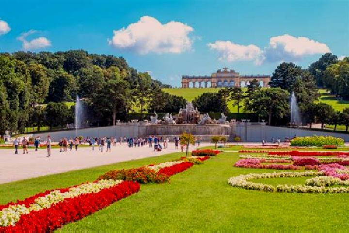 Violet, 33 — Escort in Schoenbrunn, Germany