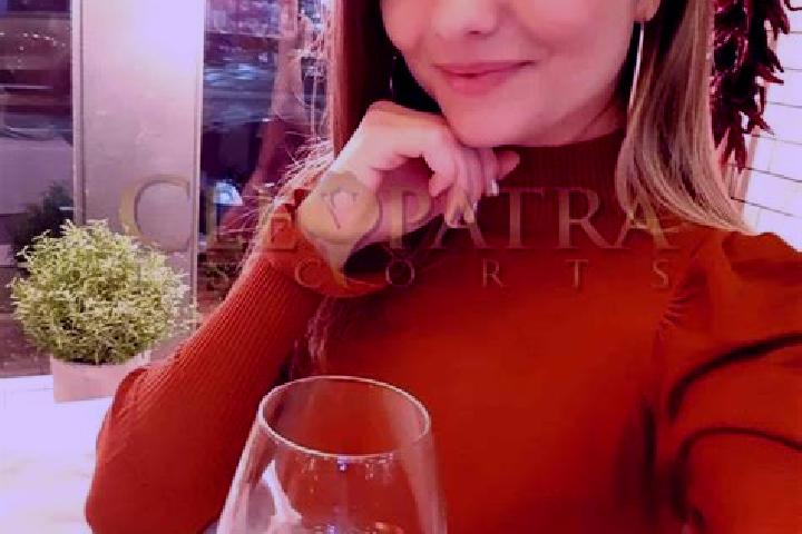 Violet, 39, a auburn brown-eyed european companion based in Tufanbeyli. Offering OWO, Party Girl, Dinner Date, Erotic Massage. Available for incall and outca...