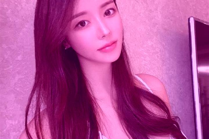 Violet, 39 — Escort in Dawuhan, Indonesia
