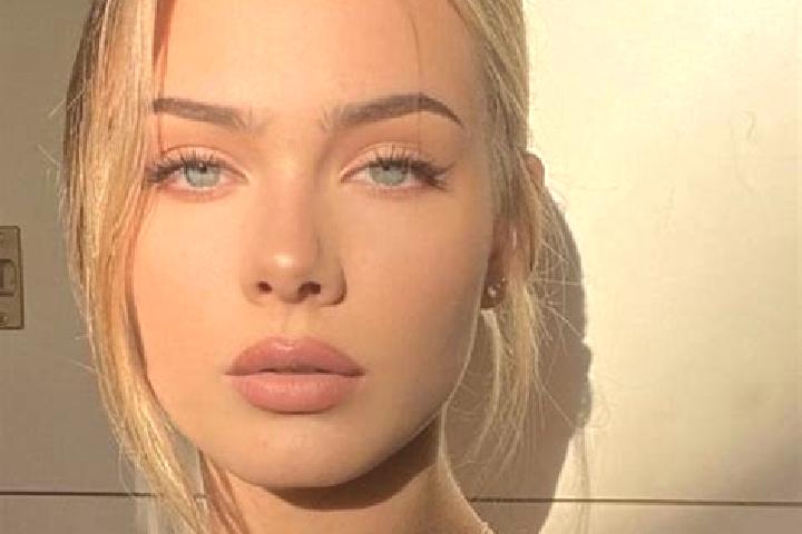 Willow, 25, a red grey-eyed european companion based in Yen Hoa. Offering CIM, Domination, Striptease, Party Girl. Available for incall and outcall, overnigh...