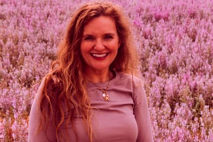 Willow, 26 — Escort in Staple, France