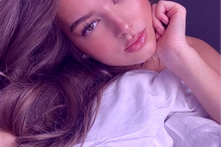 Willow, 28, a chestnut amber-eyed latina companion based in Dera Mandi. Offering Massage, 69, Duos, Dinner Date. Available for incall and outcall, day and ev...