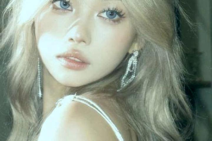 Willow, 34, a blonde grey-eyed asian companion based in Chalandray. Offering Girlfriend Experience, GFE, Roleplay, Striptease. Available for incall and outca...