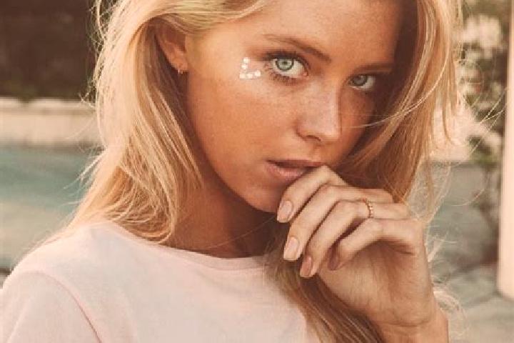 Willow, 35, a blonde blue-eyed mediterranean companion based in Versalles. Offering Striptease, Fetish, GFE. Available for incall and outcall, day and evenin...