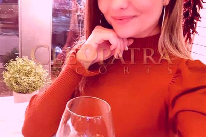 Willow, 37, a auburn brown-eyed latina companion based in Buochs. Offering A-Level, OWO, Erotic Massage, Dinner Date, Striptease. Available for incall and ou...