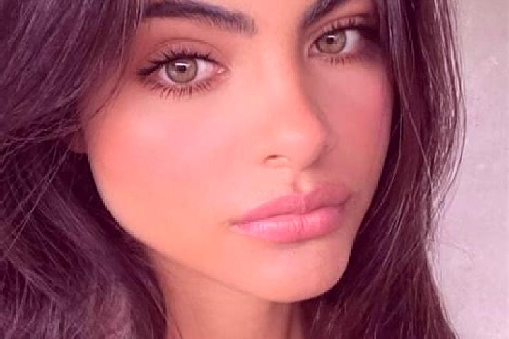 Zoe, 20, a brunette grey-eyed indian companion based in Obarsia-Closani. Offering Erotic Massage, Massage, Travel Companion. Available for incall and outcall...