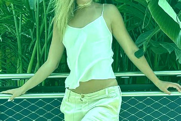 Zoe, 20 — Escort in Villepot, France