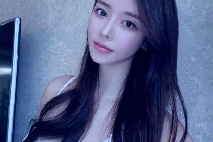 Zoe, 21 — Escort in Hanliu, China