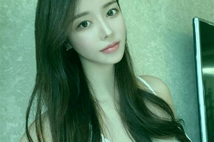 Zoe, 21 — Escort in Huashanzi, China