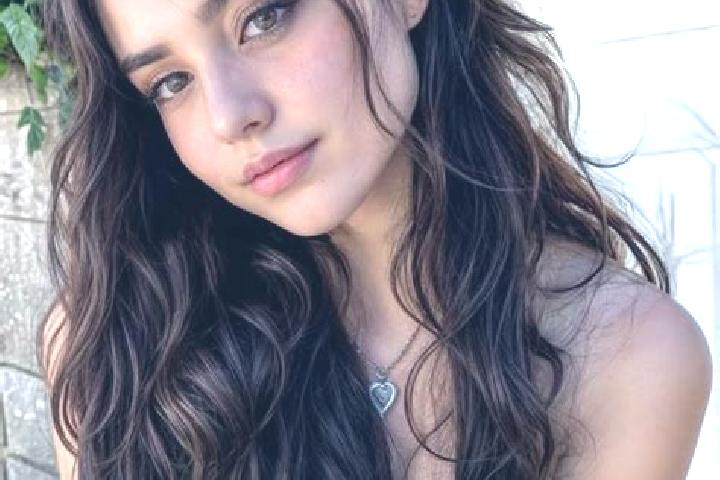 Zoe, 23, a auburn hazel-eyed mixed companion based in Targu Bujor. Offering Striptease, Couples, Deep French Kissing. Available for incall and outcall, overn...