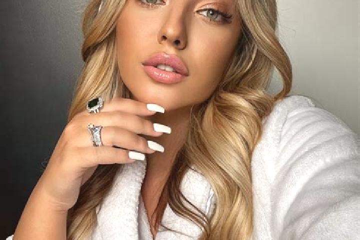 Zoe, 23 — Escort in Aydat, France