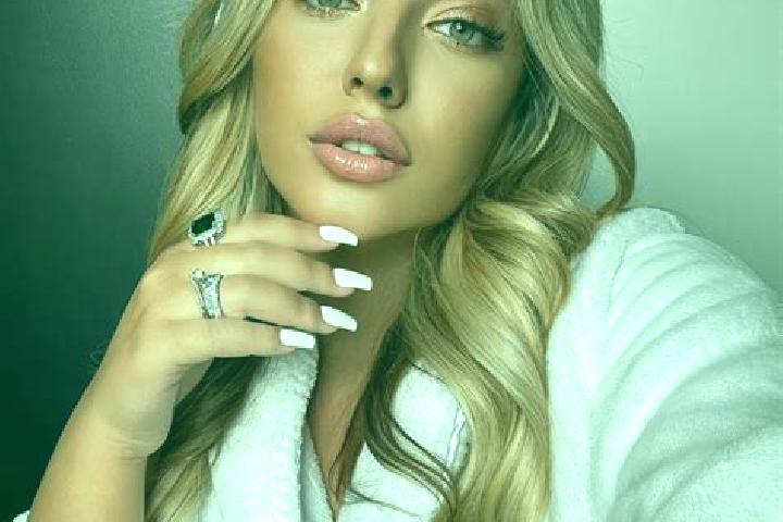 Zoe, 23 — Escort in Hede, China