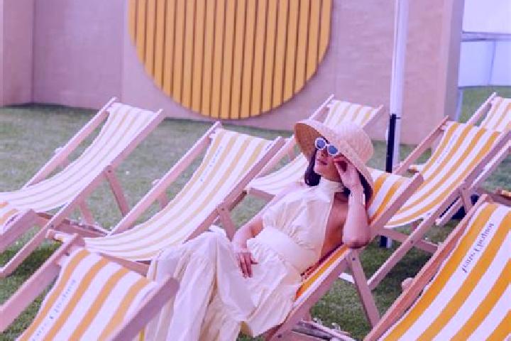 Zoe, 23 — Escort in La Veuve, France