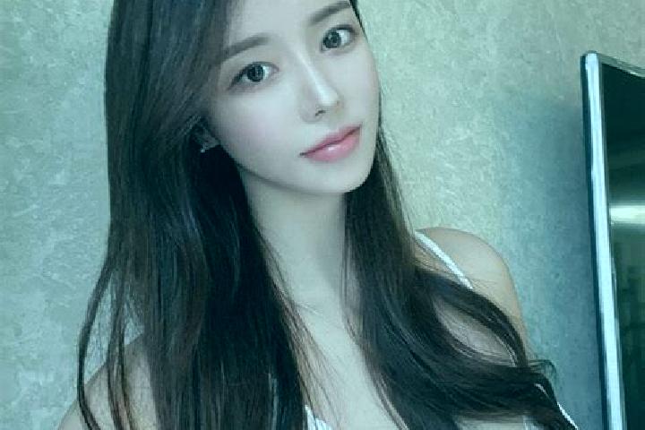Zoe, 23 — Escort in Yujiazui, China