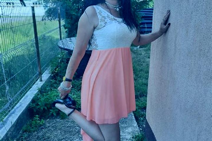 Zoe, 24 — Escort in Salatig, Romania