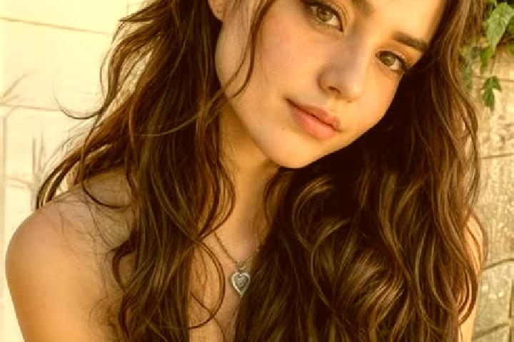 Zoe, 25, a auburn grey-eyed middle eastern companion based in Cottonwood. Offering Domination, OWO, Couples. Available for incall and outcall, overnight book...