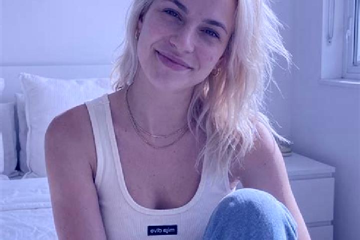 Zoe, 25 — Escort in Gersdorf, Germany