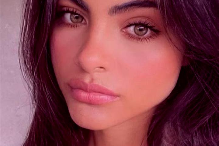 Zoe, 27, a black green-eyed indian companion based in Mateo. Offering Roleplay, A-Level. Available for incall and outcall, day and evening dates.