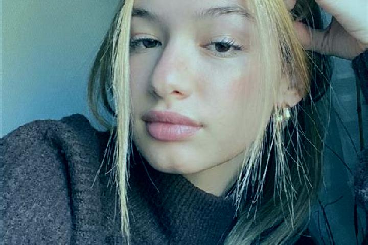Zoe, 27, a blonde brown-eyed indian companion based in Adana. Offering GFE, Roleplay, OWO, Couples. Available for incall and outcall, day and evening dates.