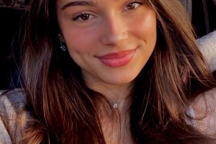 Zoe, 27, a brunette hazel-eyed slavic companion based in Immenreuth. Offering Duos, Striptease, CIM. Available for incall and outcall, day and evening dates.