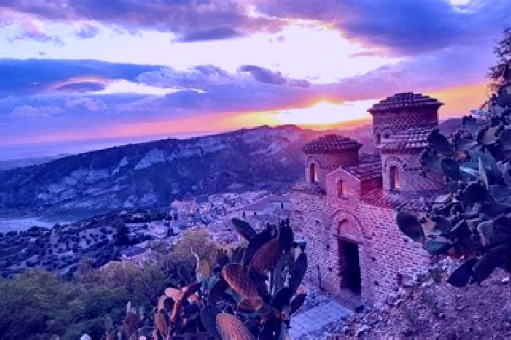 Zoe, 27 — Escort in Melicucca, Italy
