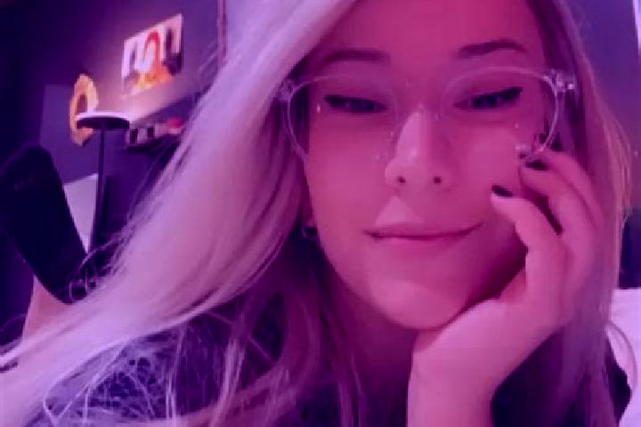 Zoe, 30, a blonde grey-eyed asian companion based in Galesti. Offering Striptease, Domination, Deep French Kissing, Couples. Available for incall and outcall...