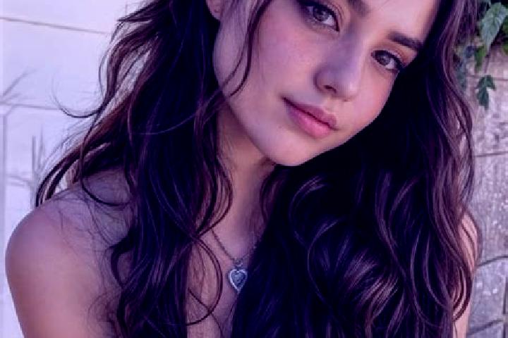 Zoe, 35, a chestnut hazel-eyed middle eastern companion based in Agnone. Offering Erotic Massage, OWO, CIM. Available for incall and outcall, overnight booki...