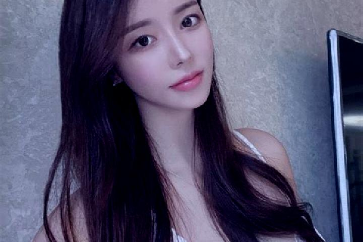 Zoe, 36 — Escort in Mengsuo, China