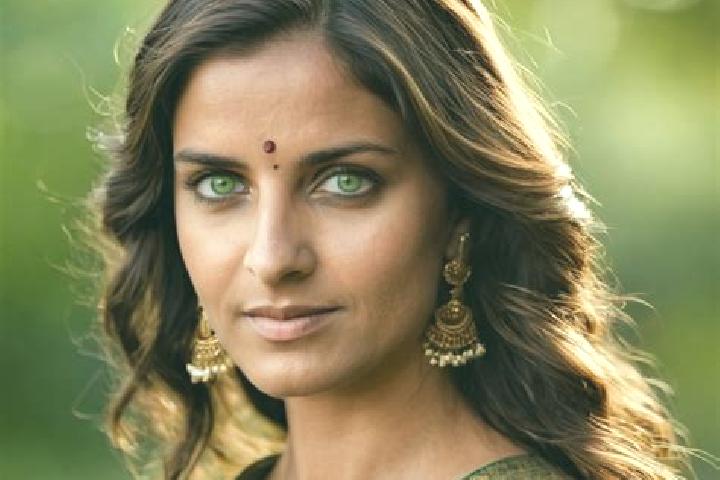 Zoe, 39, a brunette green-eyed indian companion based in Subirats. Offering 69, Duos, BDSM, Tantra. Available for incall and outcall, day and evening dates.