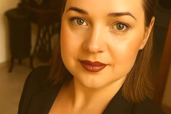 Zoe, 39 — Escort in Nana, Slovakia
