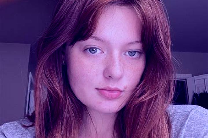 Zoey, 23, a red green-eyed mixed companion based in Mircesti. Offering Striptease, 69, Massage. Available for incall and outcall, day and evening dates.