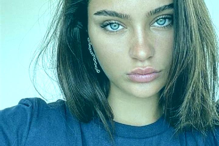 Zoey, 27, a brunette dark-eyed indian companion based in Kaganieze. Offering OWO, A-Level. Available for incall and outcall, day and evening dates.