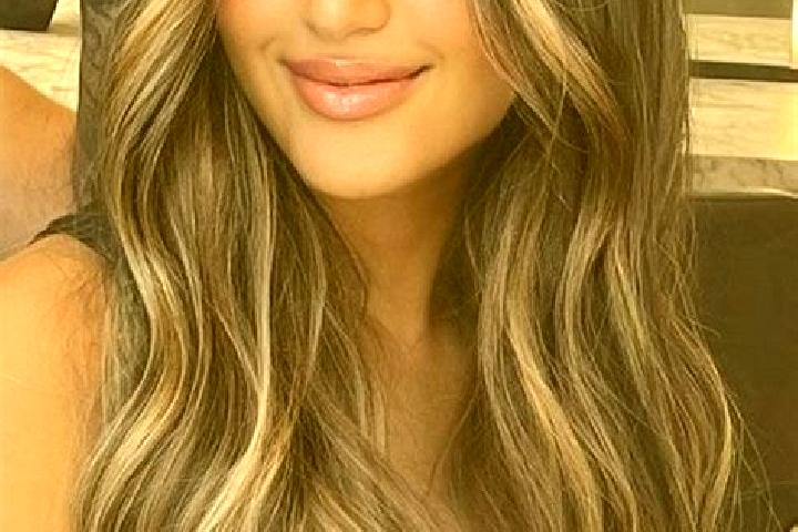 Zoey, 27, a dark blonde brown-eyed slavic companion based in Karangi. Offering Tantra, Erotic Massage. Available for incall and outcall, day and evening dates.