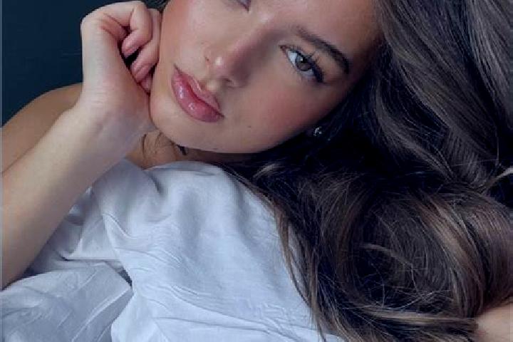 Zoey, 29, a brunette hazel-eyed caribbean companion based in Gries im Sellrain. Offering Erotic Massage, OWO, Duos, Roleplay. Available for incall and outcal...