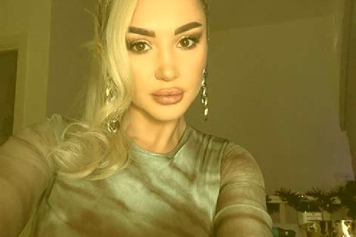 Zoey, 30, a auburn amber-eyed indian companion based in Tiaoshi. Offering GFE, Party Girl, Dinner Date. Available for incall and outcall, day and evening dates.