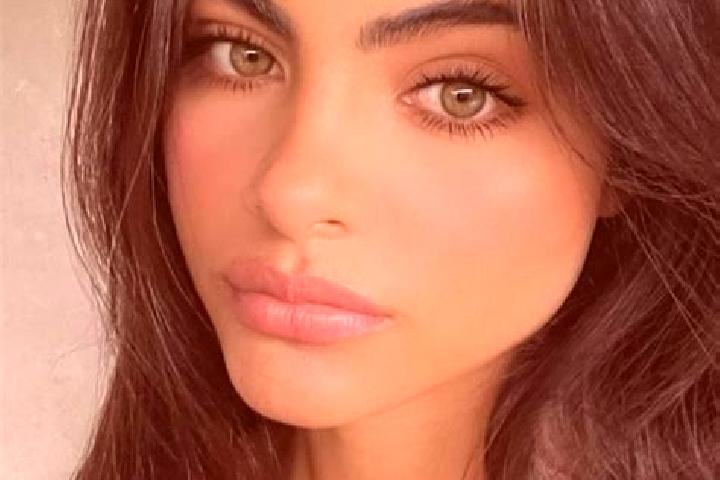 Zoey, 30, a brunette green-eyed mediterranean companion based in Jembayan Hitam. Offering Dinner Date, GFE, Roleplay, Massage. Available for incall and outca...