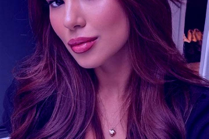 Zoey, 30, a chestnut dark-eyed latina companion based in Kosa. Offering Overnight, Striptease, OWO. Available for incall and outcall, day and evening dates.