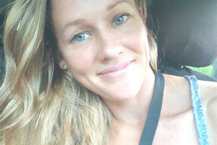Zoey, 30 — Escort in Tully, France