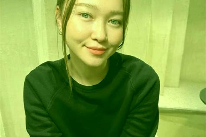 Zoey, 31, a dark blonde blue-eyed asian companion based in Bogomougou. Offering Couples, OWO. Available for incall and outcall, overnight bookings available.