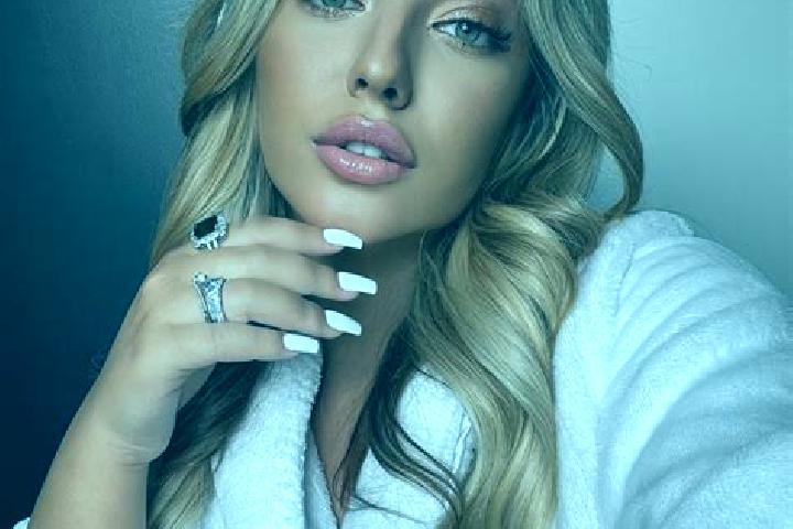 Zoey, 33, a blonde amber-eyed latina companion based in Cabezuela. Offering BDSM, Prostate Massage. Available for incall and outcall, day and evening dates.