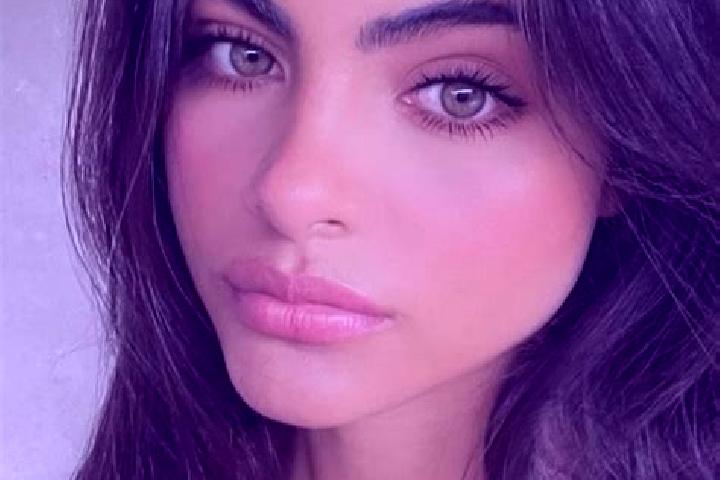 Zoey, 33, a brunette green-eyed european companion based in Groeningen. Offering 69, Roleplay. Available for incall and outcall, day and evening dates.